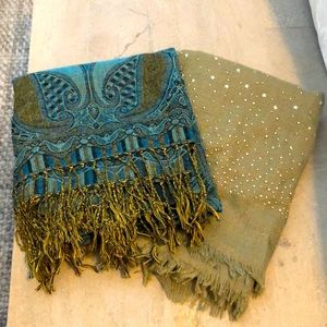 Bundle of two scarves